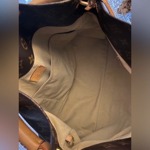 Coveted LV Monogram Artsy beautiful - Picture 8 of 16